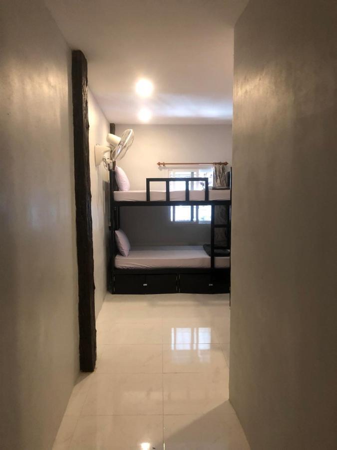 Social Quarters Blanco - Youth Hostel 18 To 35 Only شاطئ رايلي المظهر الخارجي الصورة