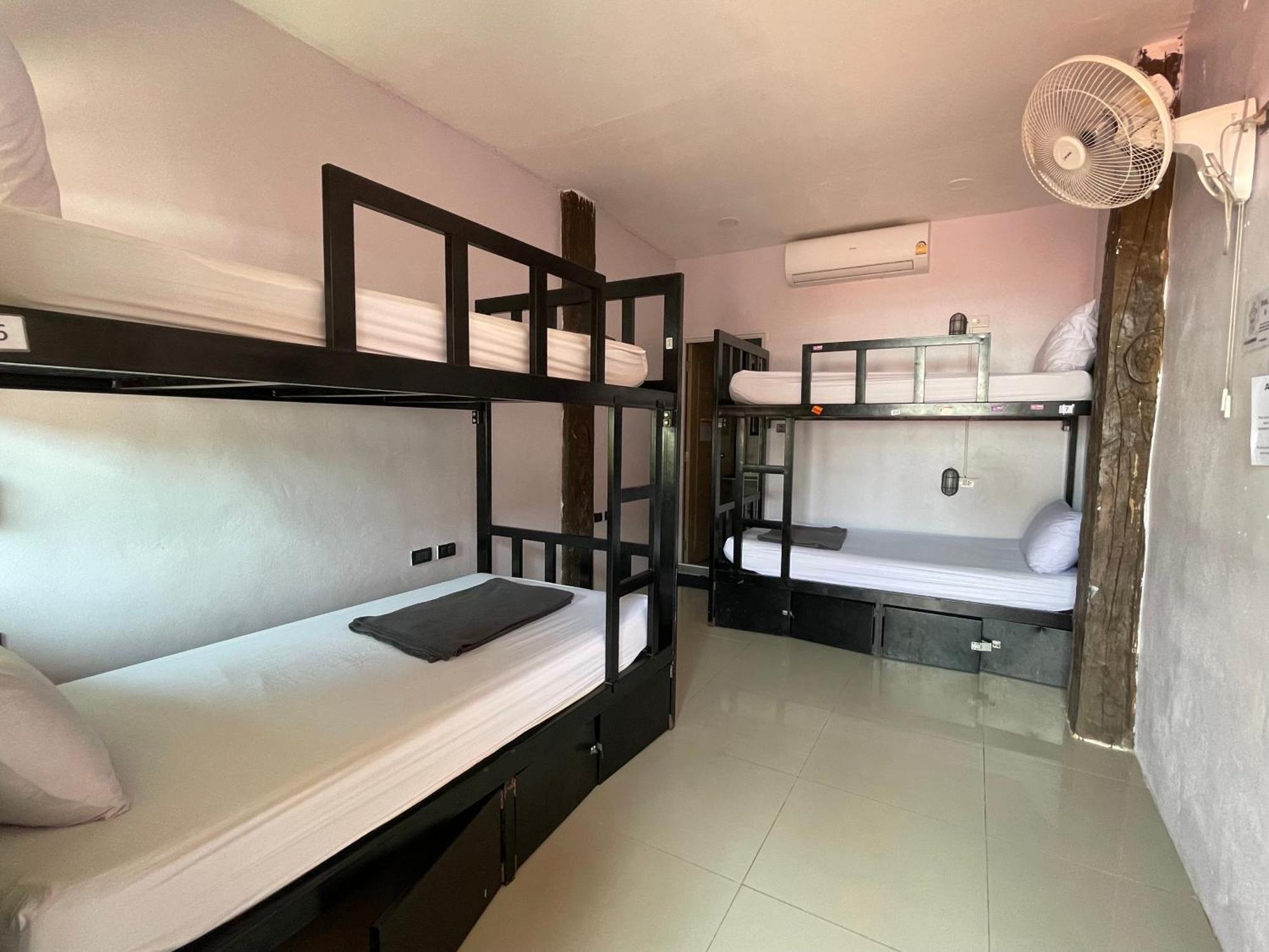 Social Quarters Blanco - Youth Hostel 18 To 35 Only شاطئ رايلي المظهر الخارجي الصورة