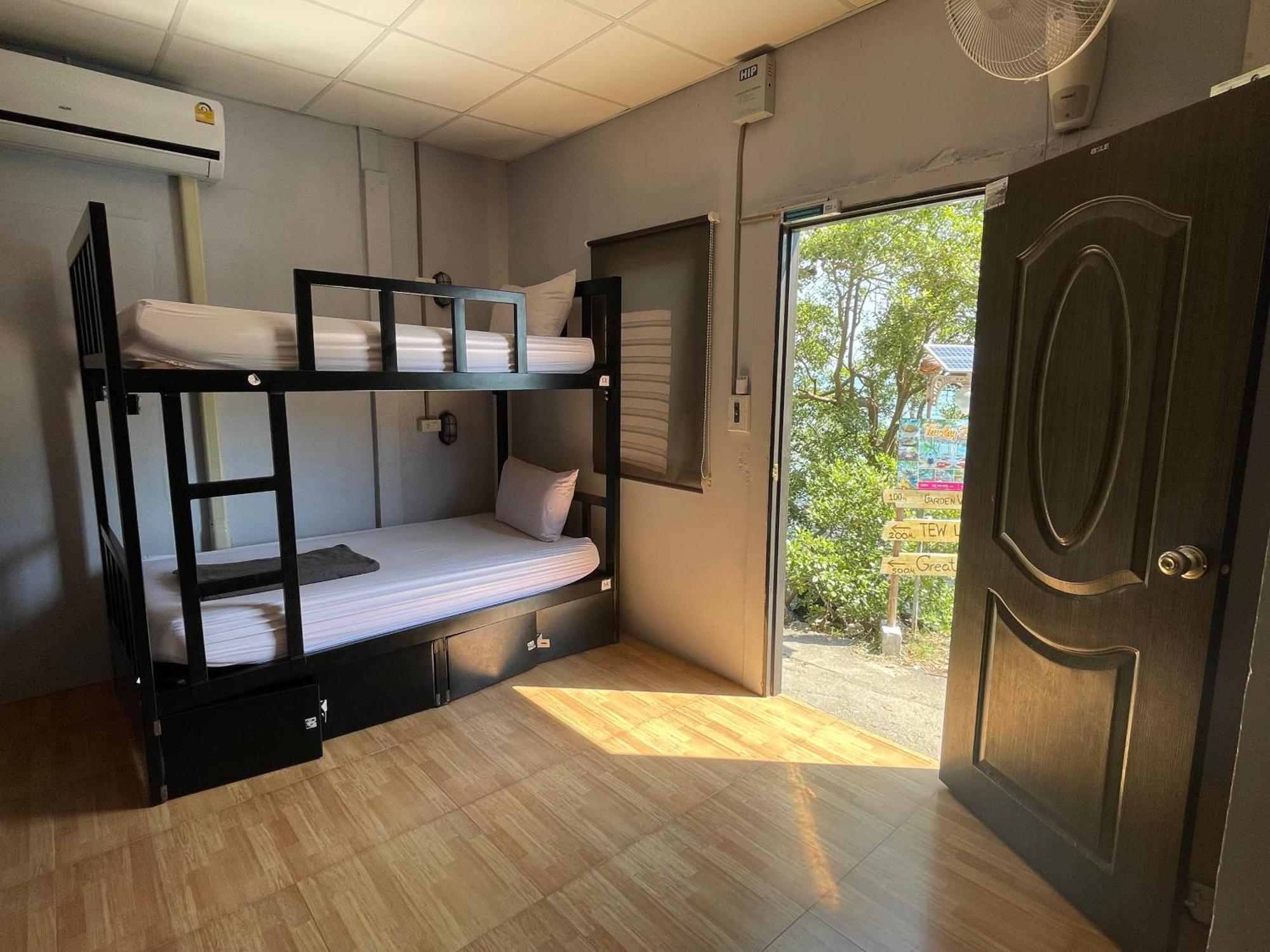 Social Quarters Blanco - Youth Hostel 18 To 35 Only شاطئ رايلي المظهر الخارجي الصورة